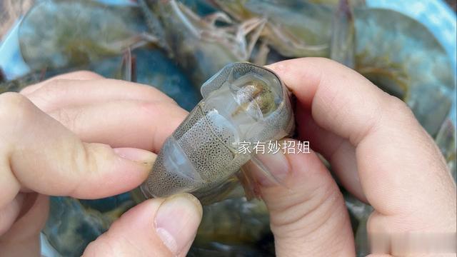 水煮虾时，用“冷水”还是开水？原来一直做错了，难怪虾又柴又腥