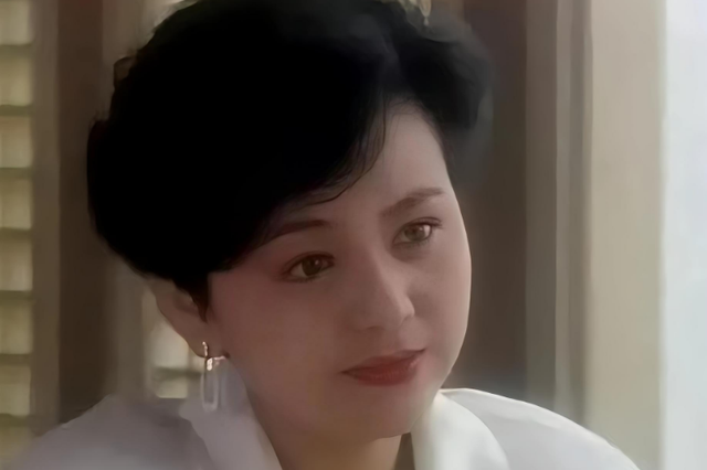 “天生富贵相”的4位女星,五官凑在一起,越看越美,谁娶谁赚