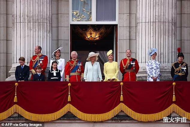 查尔斯凯特相继患癌后首次同框，很温馨，王子和王妃的对视更甜蜜