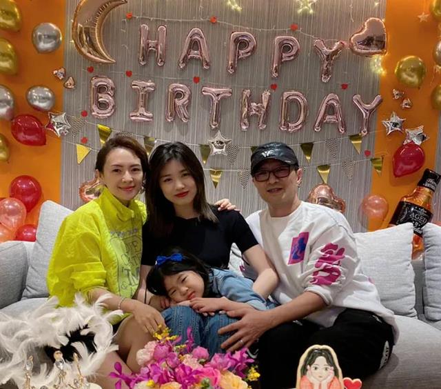 离婚后首同框!章子怡为小儿子庆生,温馨满溢展亲情