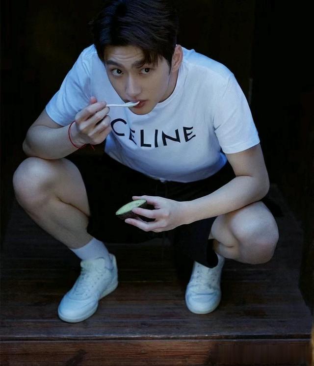 刘特是全球最帅的,还是全国最帅的,新晋男神呢!奶帅奶帅的。