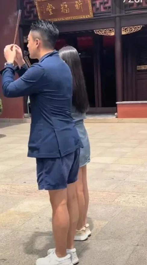 汪小菲带老婆拜财神，网友大赞小梅夫唱妇随，汪小菲霸总气场十足
