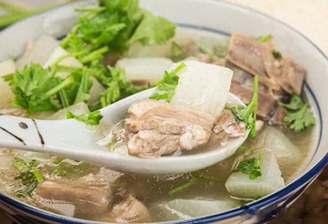 炖羊肉放什么调料?这4种香料缺一不可,羊肉鲜嫩,香飘百里