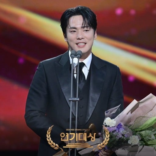 金正贤颁奖礼道歉后,徐贤发文“善良的人最终胜利”