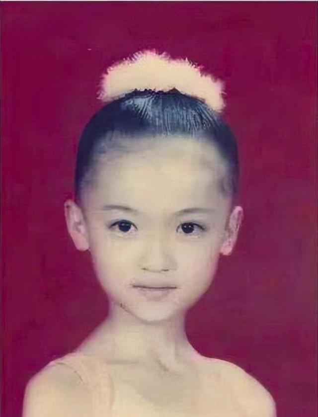 “于妈”力捧吴谨言:出门带30个保镖,被央视批评,凭啥再度翻红