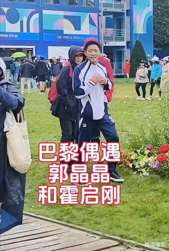 网友偶遇霍启刚郭晶晶，霍启刚还给他们拍照，霍震霆霍启山也在