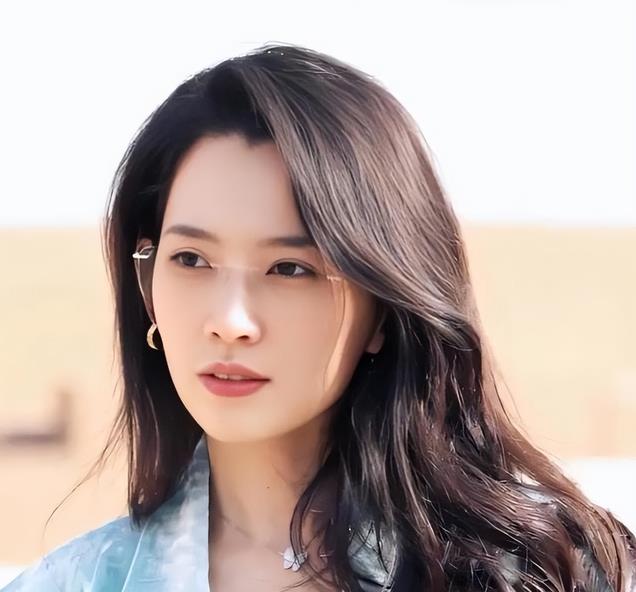 53岁汪峰真有“口”福，女友不穿围裙大秀厨艺，颜值都能看饱了!