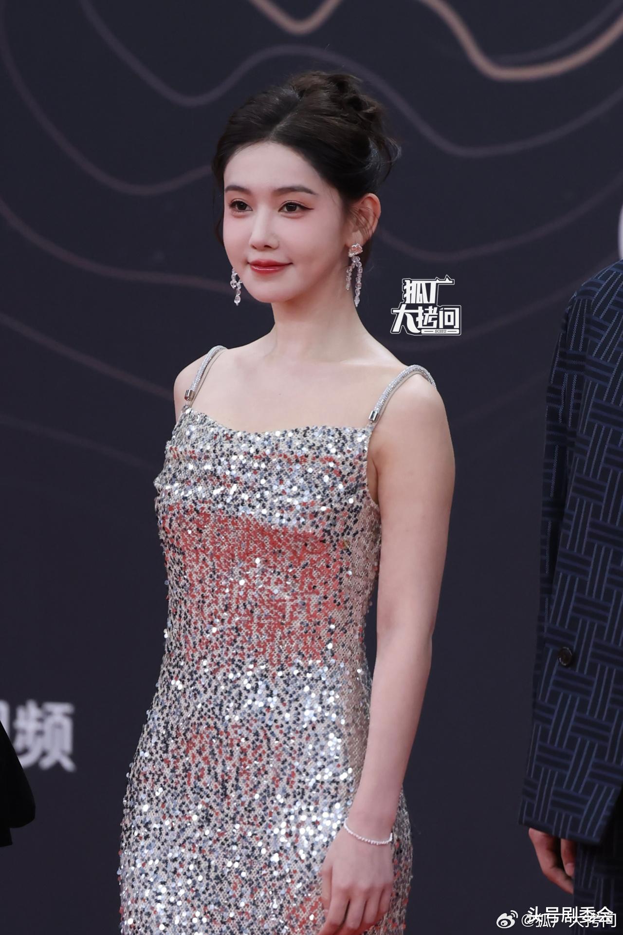 这一夜，唐嫣甜美，孟子义明艳，都不如压轴的赵丽颖，女王归来