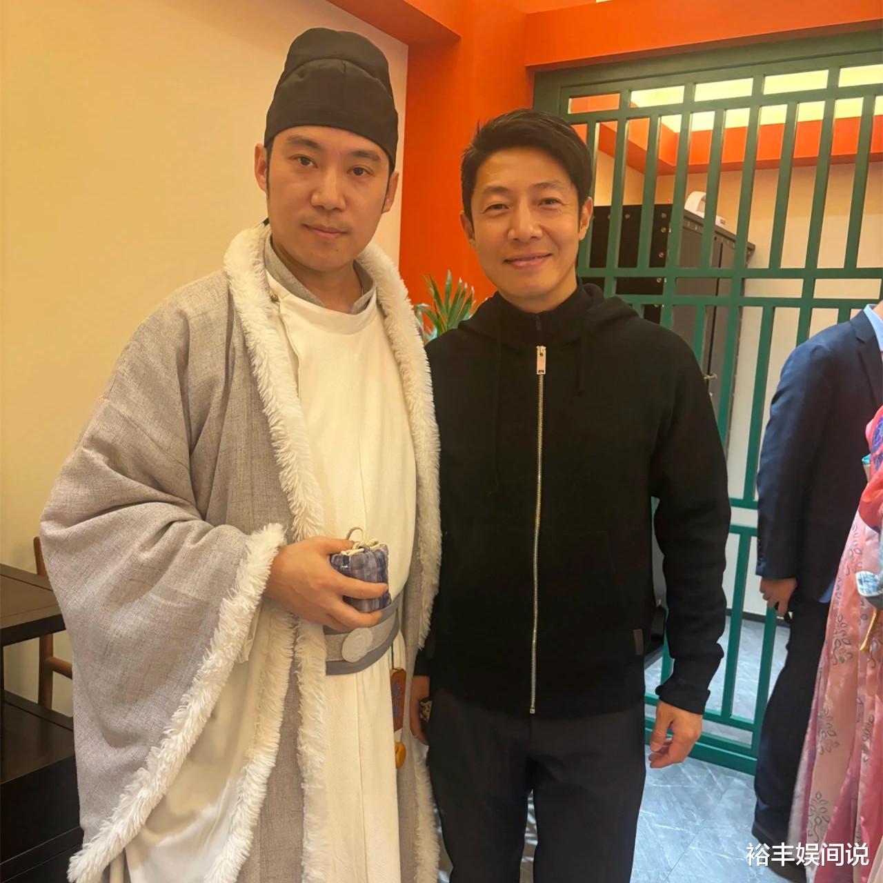 撒贝宁携龙凤胎游西安！妻子李白穿汉服太惊艳，“望妻眼”惹关注