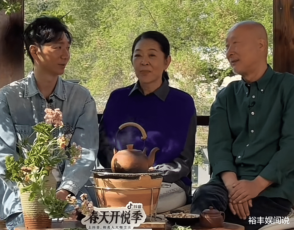 陈佩斯|陈佩斯被批不会说话！与倪萍重聚获赠农村礼物，大葱白菜山苜楂