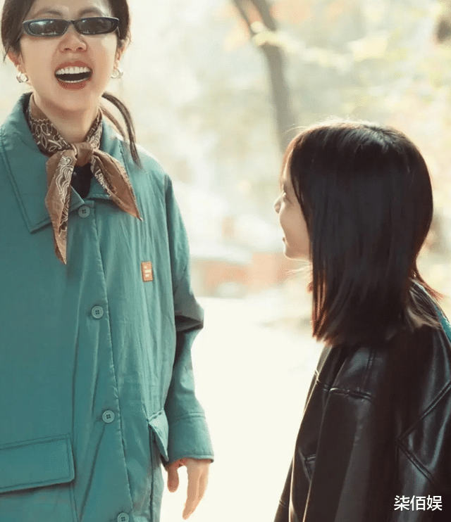 黄磊19岁女儿美国被偶遇,瘦得薄薄一片,头发多的像戴了个帽子