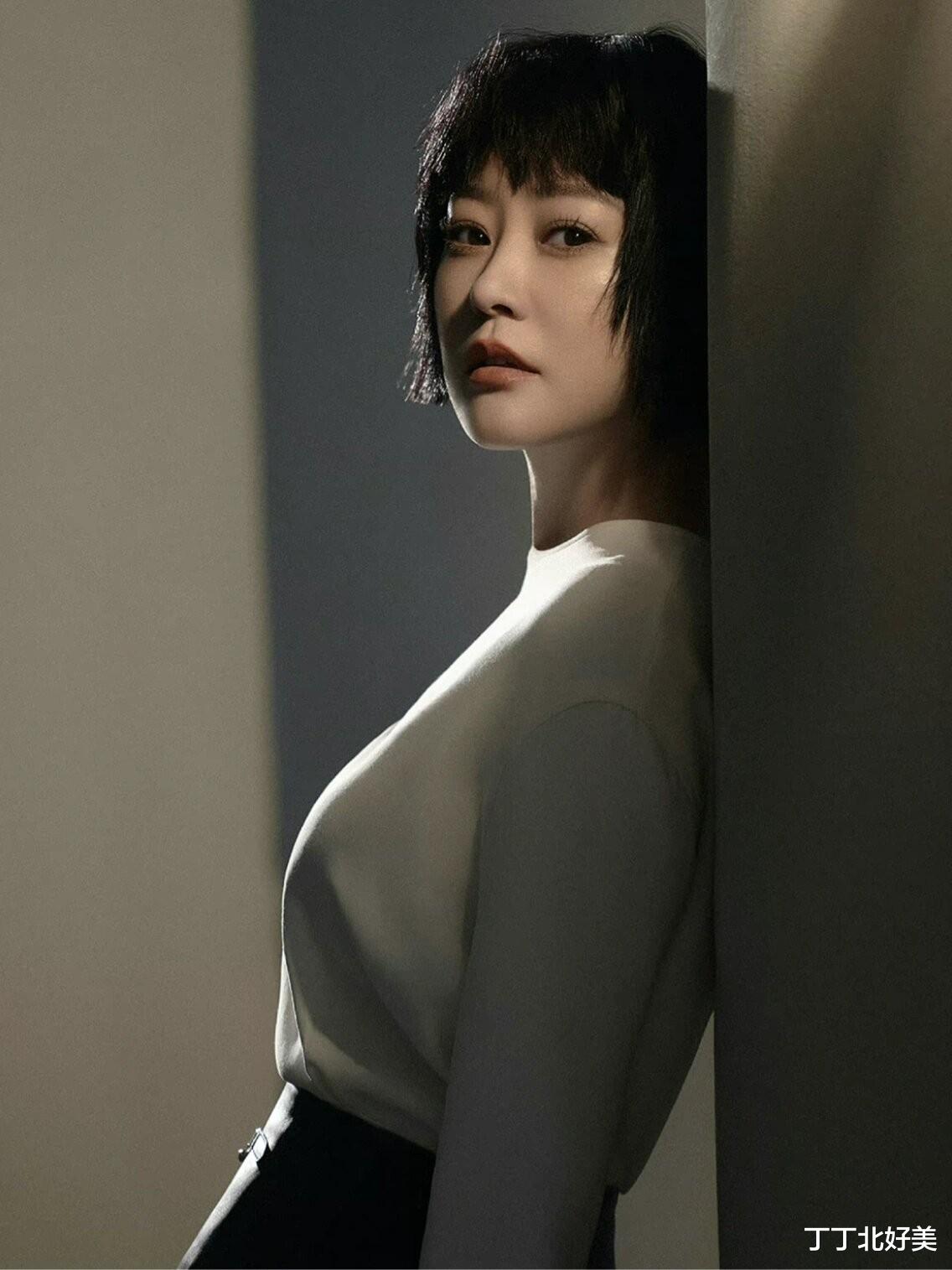 45岁郝蕾剪了沙宣头减龄10岁，穿搭时髦拍大片，完全没有大妈味