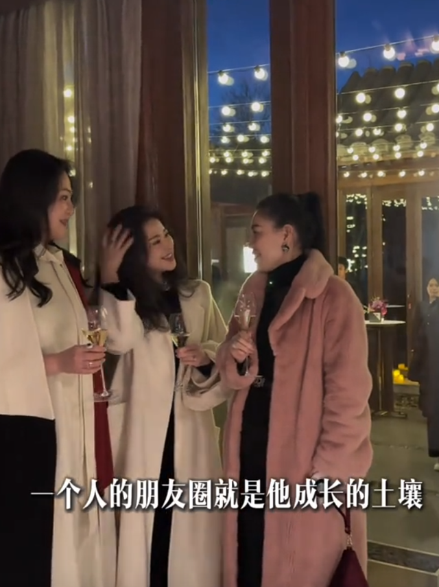 朱珠租北京四合院办艺术展，邀请圈内名流，戴钻石项链讲解超贵妇