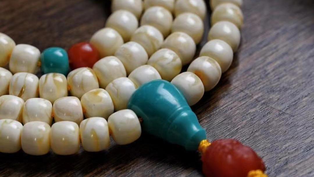 白蜡很贵，比黄蜡贵很多，到底是储量少还是颜值高不得而知