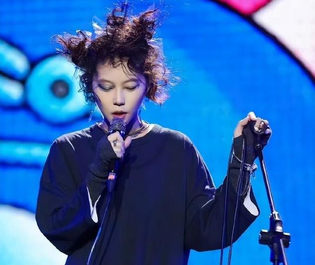 窦靖童：我妈钱多到用不完，但穷苦潦倒的爸爸，却成我如今的心病