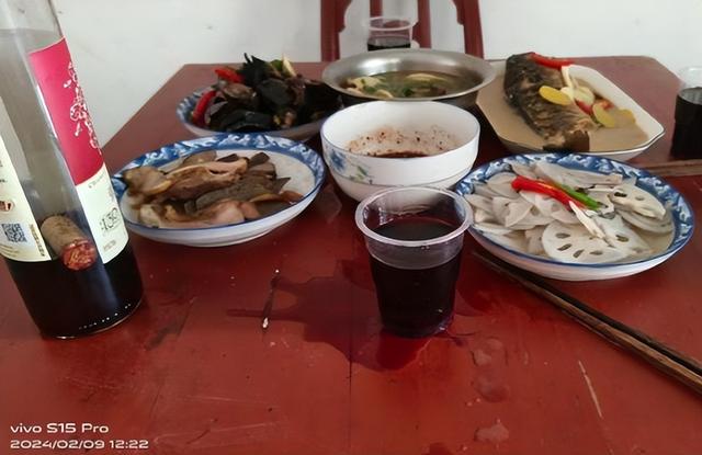 扎心!谢贤一家1986年春节家宴视频曝光,网友:我家现在也吃不上