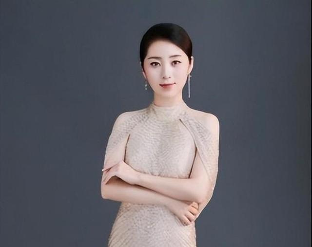 28岁从星光大道成名,却“抢”了别人丈夫,现在沦为了家庭主妇