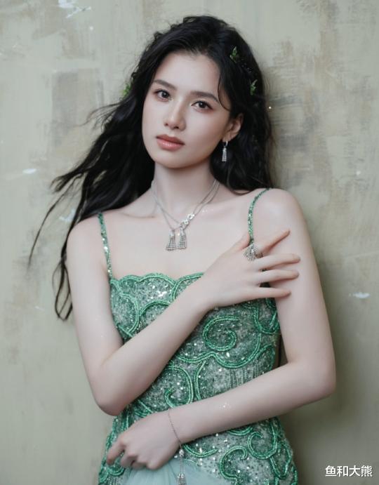 张婧仪人设崩塌?被知名男主编搂肩出门遭嘲,背靠周迅陈坤也无用