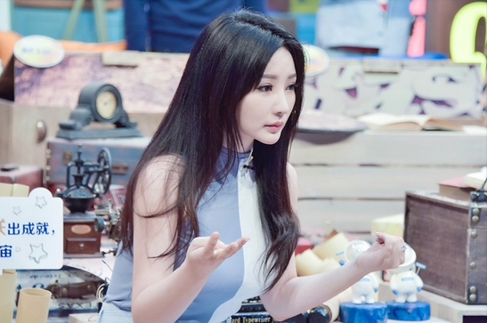 女星自曝与母亲“塑料情”,和父亲十年不联系,成名后独住大豪宅