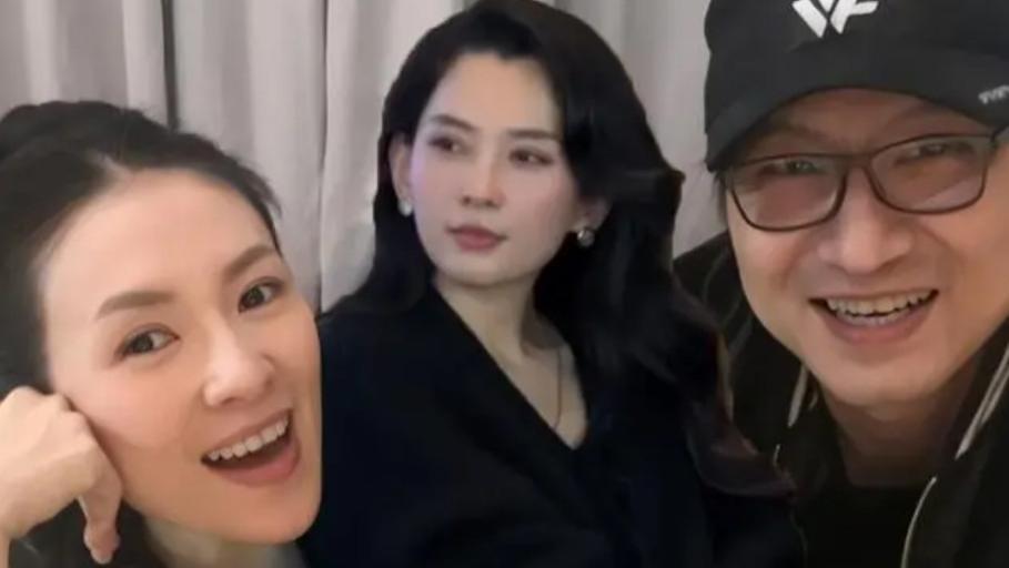 汪峰陪女友森林北过六一，戴情侣帽现身商场，女方气质很像章子怡