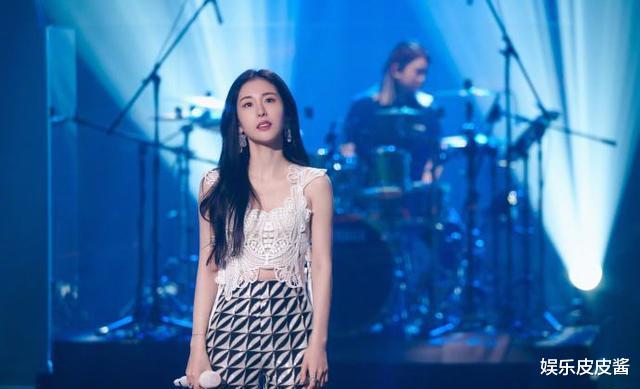 34岁张碧晨素颜曝光,眼袋突出皮肤暗黄,嘴角的痘印清晰可见!