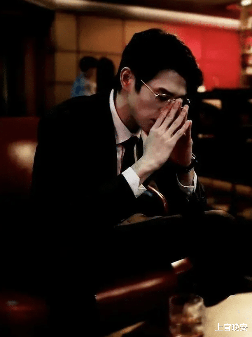 好绝的一张脸,好丑的一双手,剧里这几位演员伸出手能把观众笑死