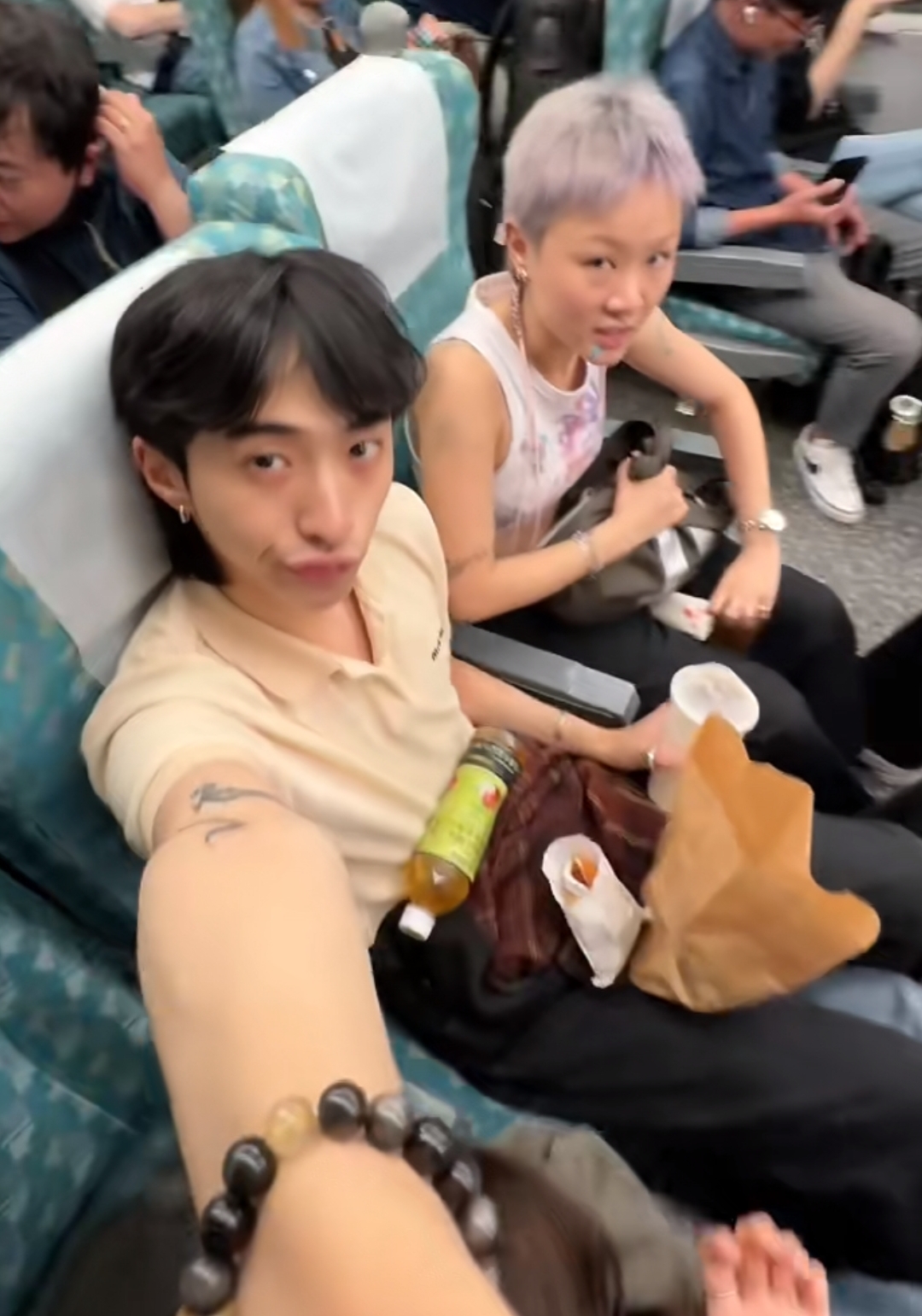 伊能静儿子晒毕业旅行,同行的全是女生,搂着女同学拍照无惧争议