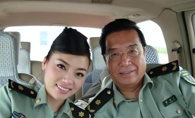 民歌天后陈思思:嫁小一岁歌唱家丈夫生一女,现在的气质宛若天仙