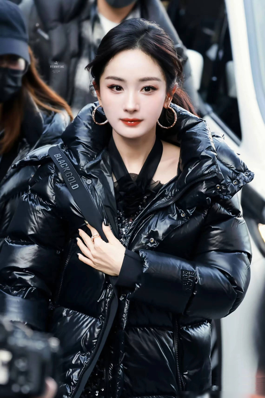 杨幂太拼了,在零度的北京光腿穿黑金羽绒服,生图又美又嫩像20岁