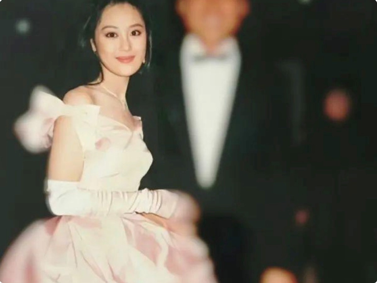 刘亦菲不叫美!看了“黄亦玫”原型的美照,才知道什么叫天生尤物