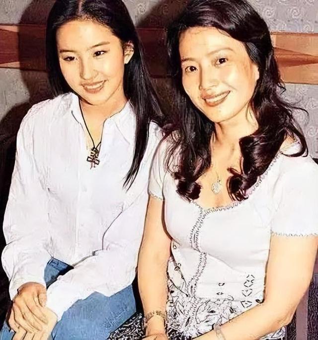 陈金飞：和刘亦菲母女都有绯闻，跟杨采钰分手后，回头再捧刘亦菲