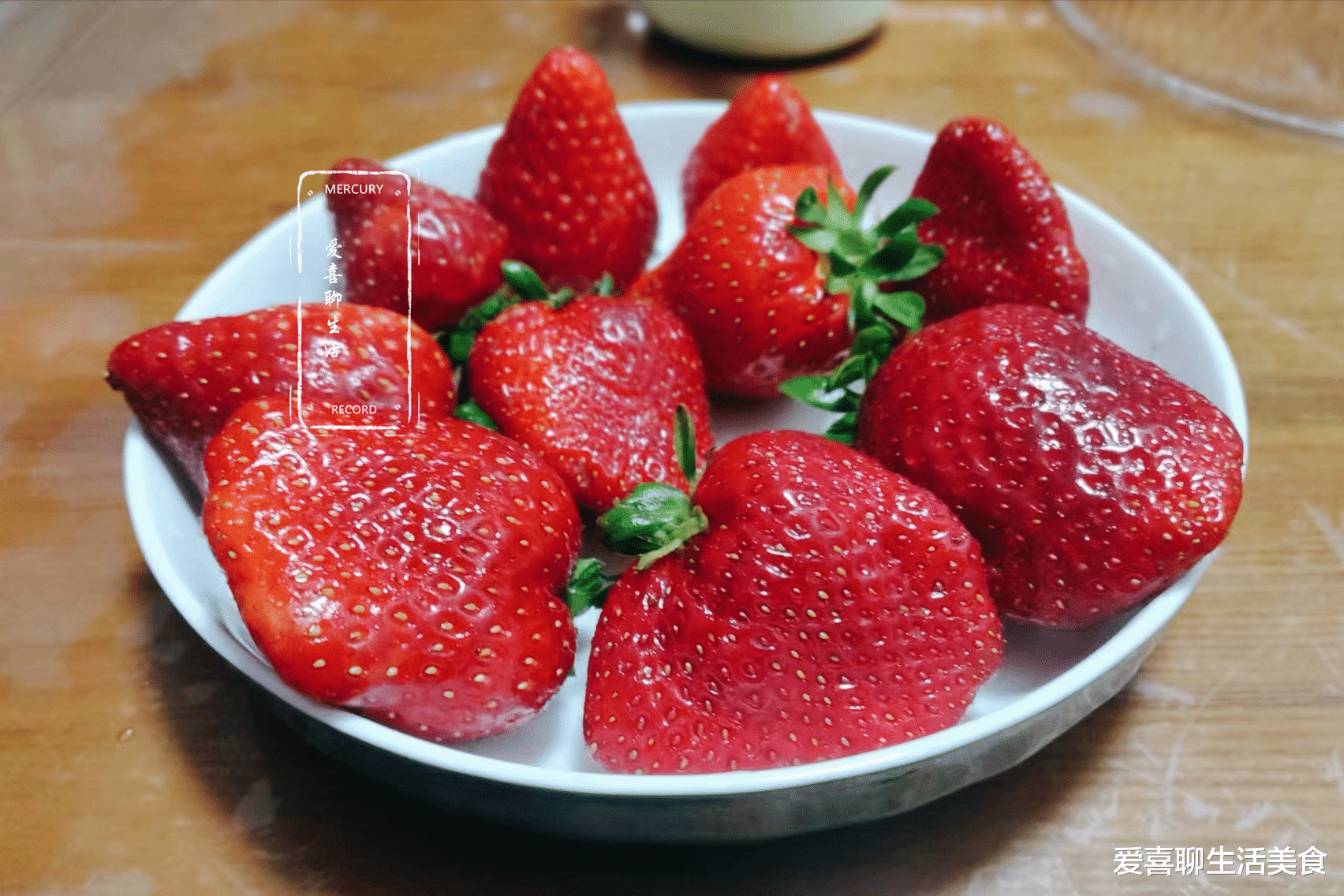 洗草莓时，有人加盐，有人加碱，老果农：等于没洗，教你正确做法