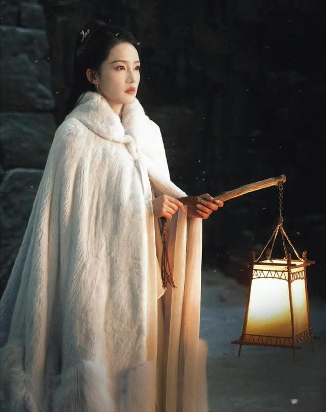 全程张不开嘴，表情僵硬，34岁李沁带来古偶女神“教科书式”演技