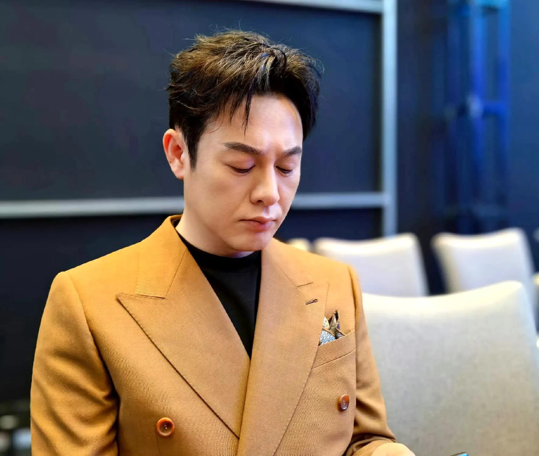 张颂文从爆红到跌落神坛：是立人设还是被黑？妻子的话揭示真相