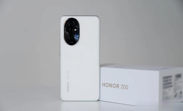 不要被荣耀X60外观给迷惑了,实际被荣耀200在性能和拍照全面碾压