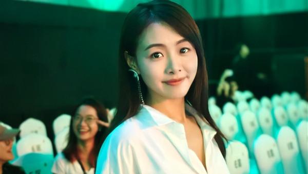 卢伟冰正式宣布，Redmi也有美女产品经理了，颜值不输宋紫薇