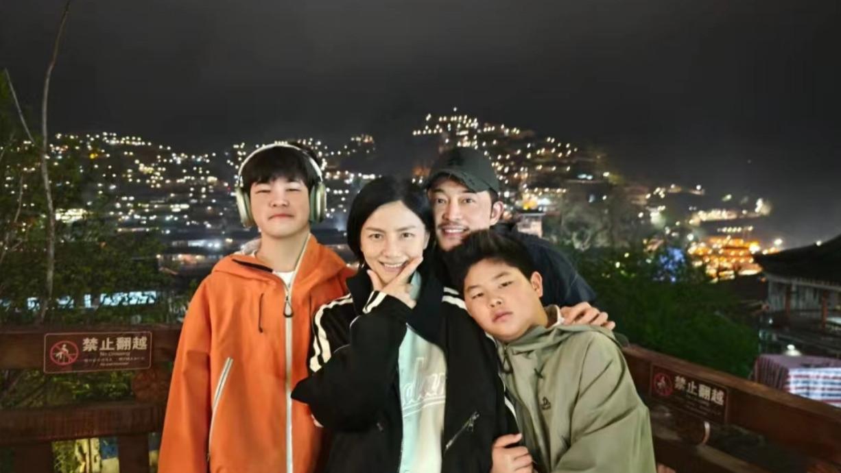 沙溢一家四口出游，12岁安吉变化超大，又瘦又帅身高近一米八