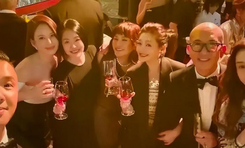 彻底结束了!S妈深夜崩溃,王伟忠回应大S死因,劝S妈尽快走出来