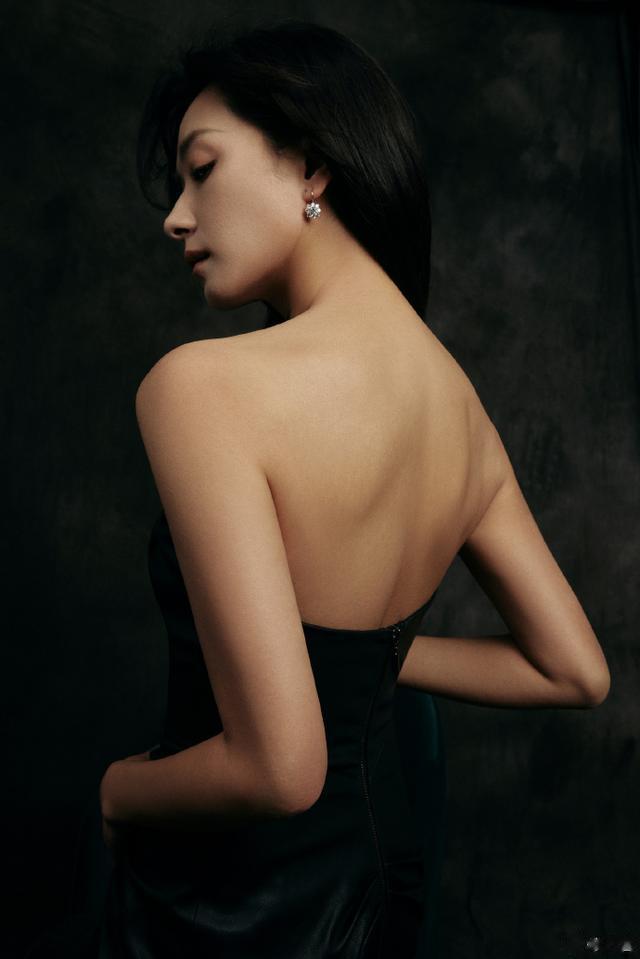 万茜上海出席活动被偶遇，42岁仍像小姐姐，穿长吊带裙披肩气质好