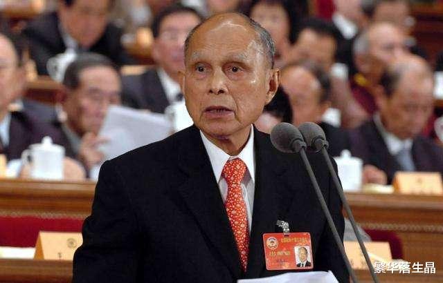 霍咏盈为老公庆生,打扮低调气质优雅,婚后和老公感情甜蜜