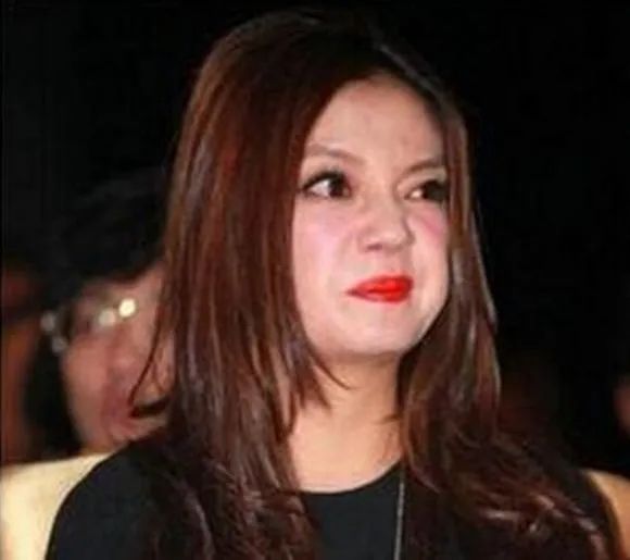 半百之年的赵薇,面容憔悴, 一手好牌打的稀烂,现在的她后悔吗?