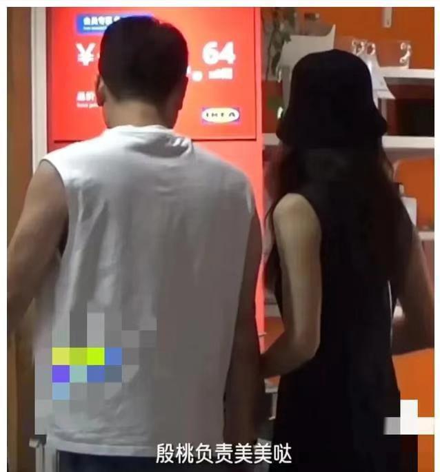 44岁殷桃与男友甜蜜逛街,男方为官二代,主动喂她吃饭性张力爆棚