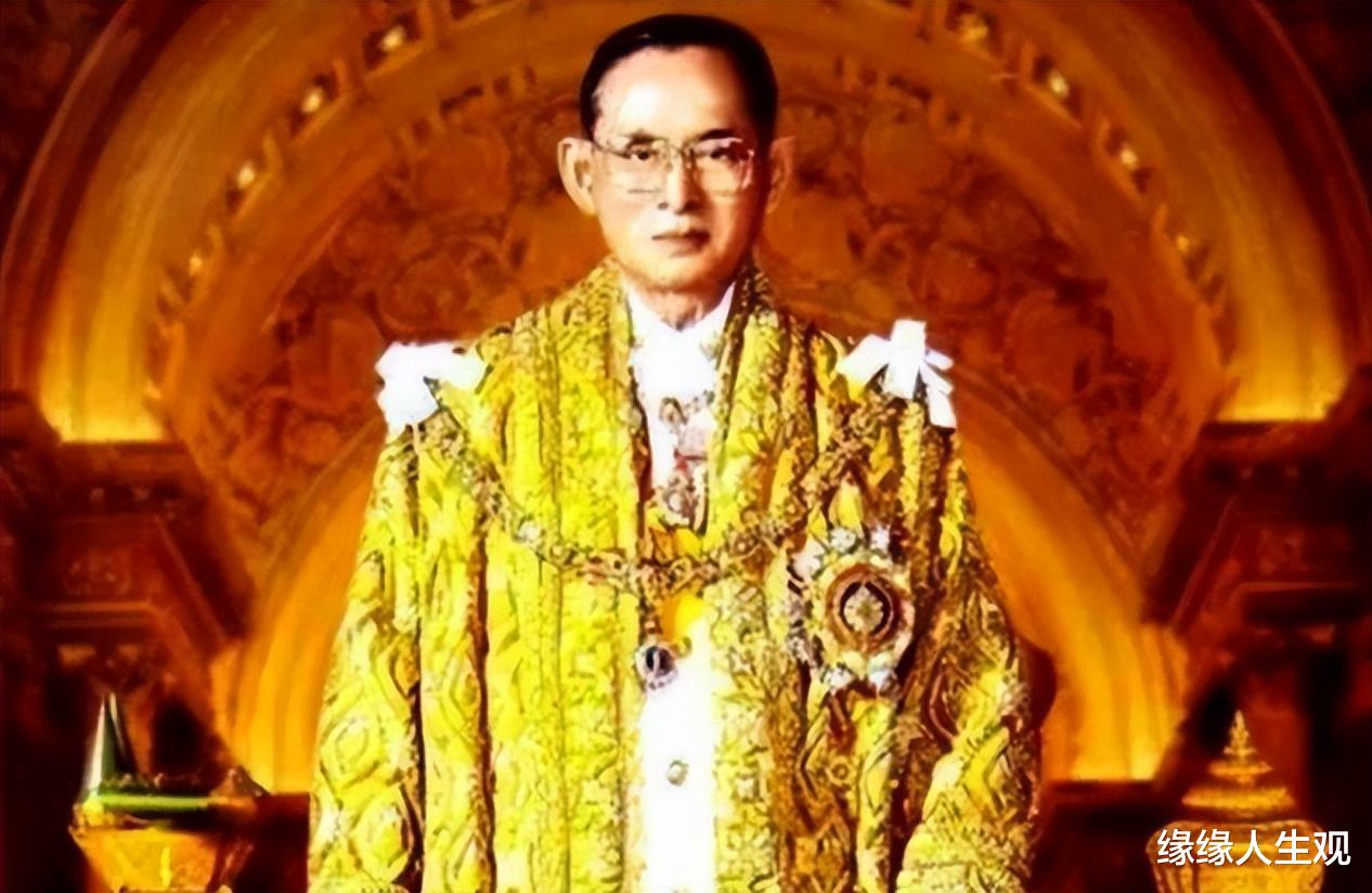 苏提达王后:珠圆玉润旺夫脸,46岁穿薄纱裙美翻,诗妮娜拿什么比