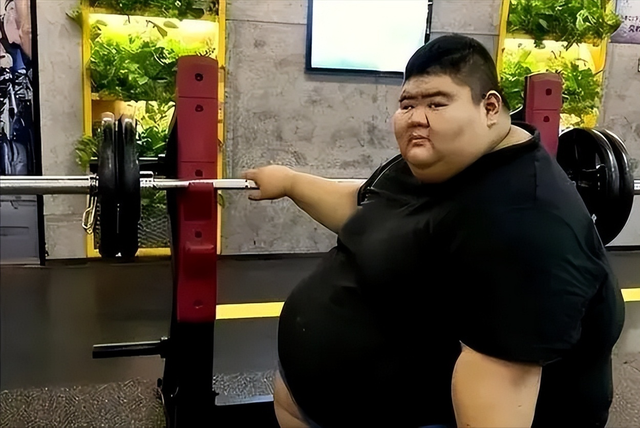 为爱切胃暴瘦480斤，成名后出轨与娇妻离婚，如今下场大快人心！