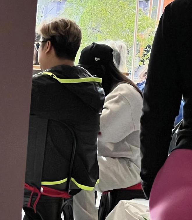 李湘一家三口现身画展,王诗龄长成大姑娘,网友:这才是生活!