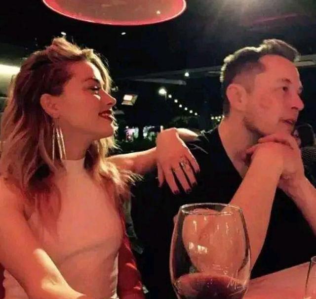 马斯克审美一绝,艾梅柏疯归疯,颜值上面没的说,怪不得嫁入豪门