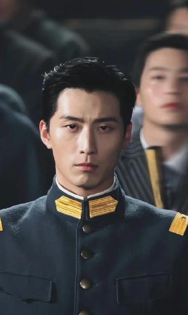 来看看两位型男男演员，行走的荷尔蒙男人味十足，演技精湛。