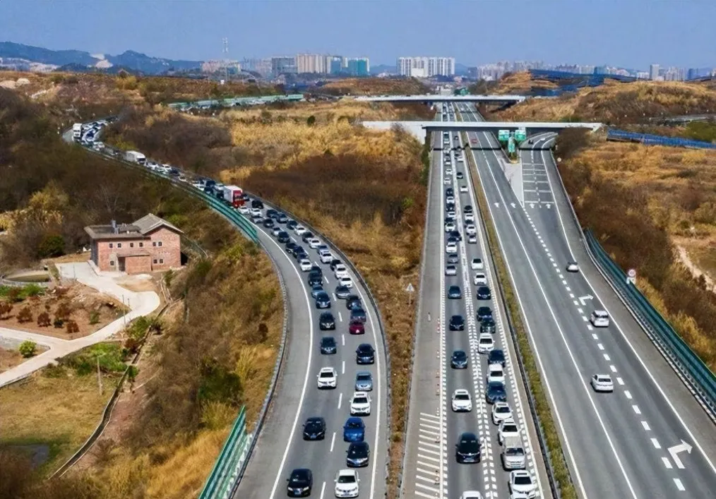 高速将迎新调整：4项不合理规定或将被取消？车主：早该如此了！