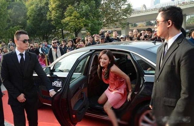 被央视怒批仍不悔改,出门带6个助理30个保镖,网友:你是个啥