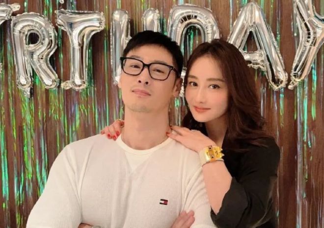 50岁陈德容彻底放飞!和小鲜肉依偎在一起,容光焕发一脸娇媚